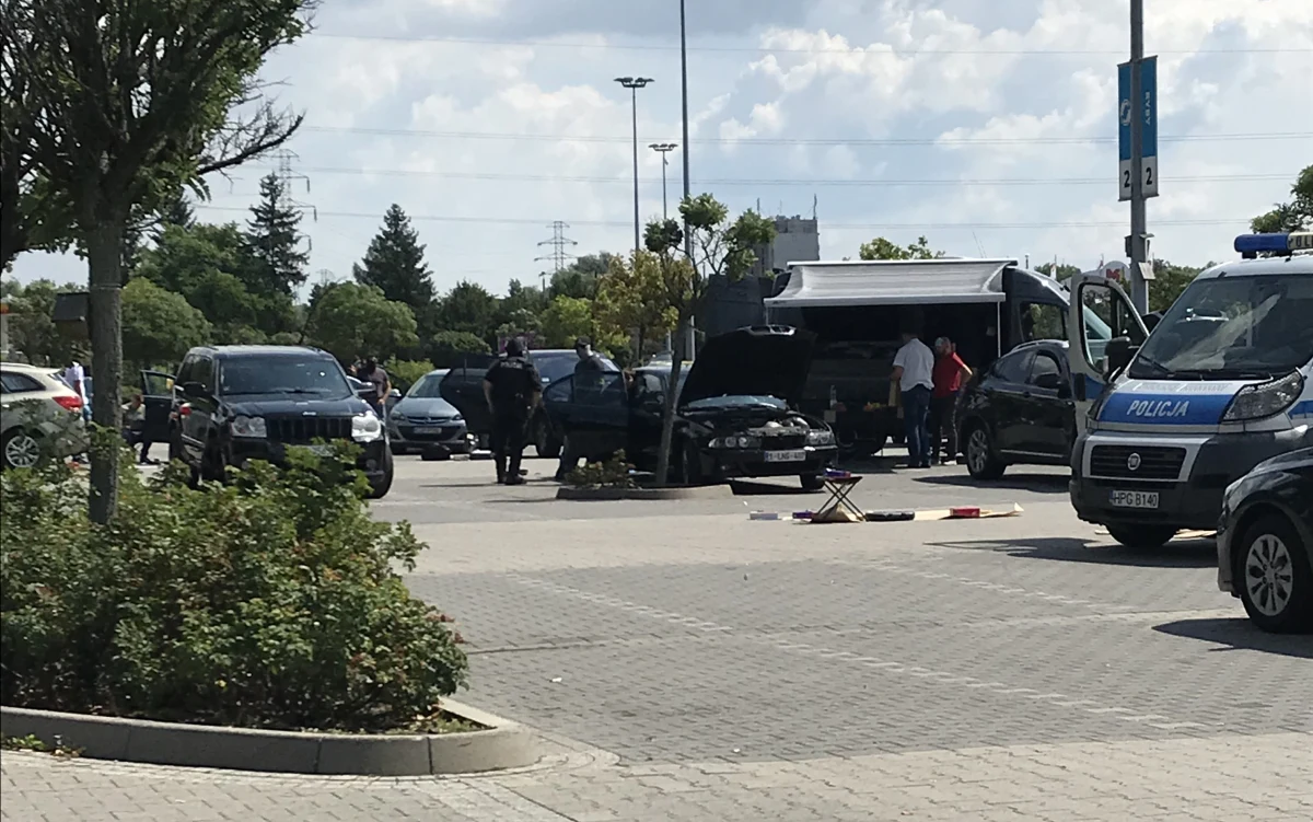 Są tymczasowe areszty dla 24 z 26 osób zatrzymanych w poniedziałek podczas akcji antyterrorystów przed centrum handlowym M1 przy Alei Pokoju w Krakowie. Wszyscy usłyszeli zarzuty działania w zorganizowanej grupie przestępczej o charakterze zbrojnym. Służby podkreślają, że udało się zapobiec regularnej bitwie pomiędzy rywalizującymi ze sobą grupami. Większość zatrzymanych to obywatele Rosji narodowości czeczeńskiej oraz Ormianie. Część z nich przebywała w Polsce nielegalnie.