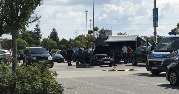 Są tymczasowe areszty dla 24 z 26 osób zatrzymanych w poniedziałek podczas akcji antyterrorystów przed centrum handlowym M1 przy Alei Pokoju w Krakowie. Wszyscy usłyszeli zarzuty działania w zorganizowanej grupie przestępczej o charakterze zbrojnym. Służby podkreślają, że udało się zapobiec regularnej bitwie pomiędzy rywalizującymi ze sobą grupami. Większość zatrzymanych to obywatele Rosji narodowości czeczeńskiej oraz Ormianie. Część z nich przebywała w Polsce nielegalnie.