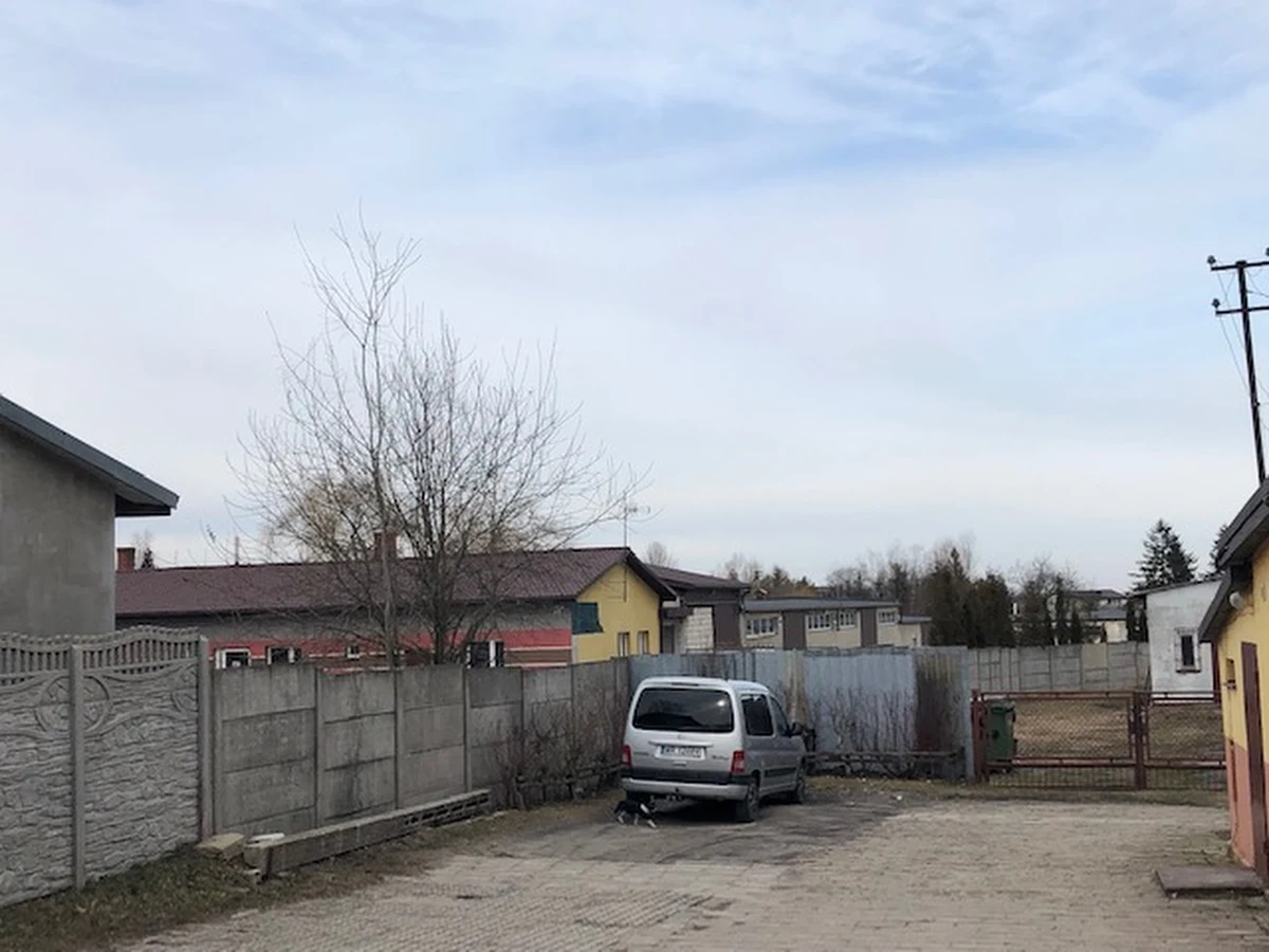 Najwcześniej za kilka miesięcy możliwe będzie zutylizowanie ośmiuset ton nielegalnych odpadów składowanych w magazynie w mazowieckich Borkowicach niedaleko Radomia  - dowiedział się nasz reporter. Chodzi o przechowywane tam od ubiegłego roku łatwopalne pozostałości po farbach i lakierach, w tym etyl i metanol. Zarzuty w tej sprawie usłyszało osiem osób. Akt oskarżenia w ich sprawie trafił już do sądu. 