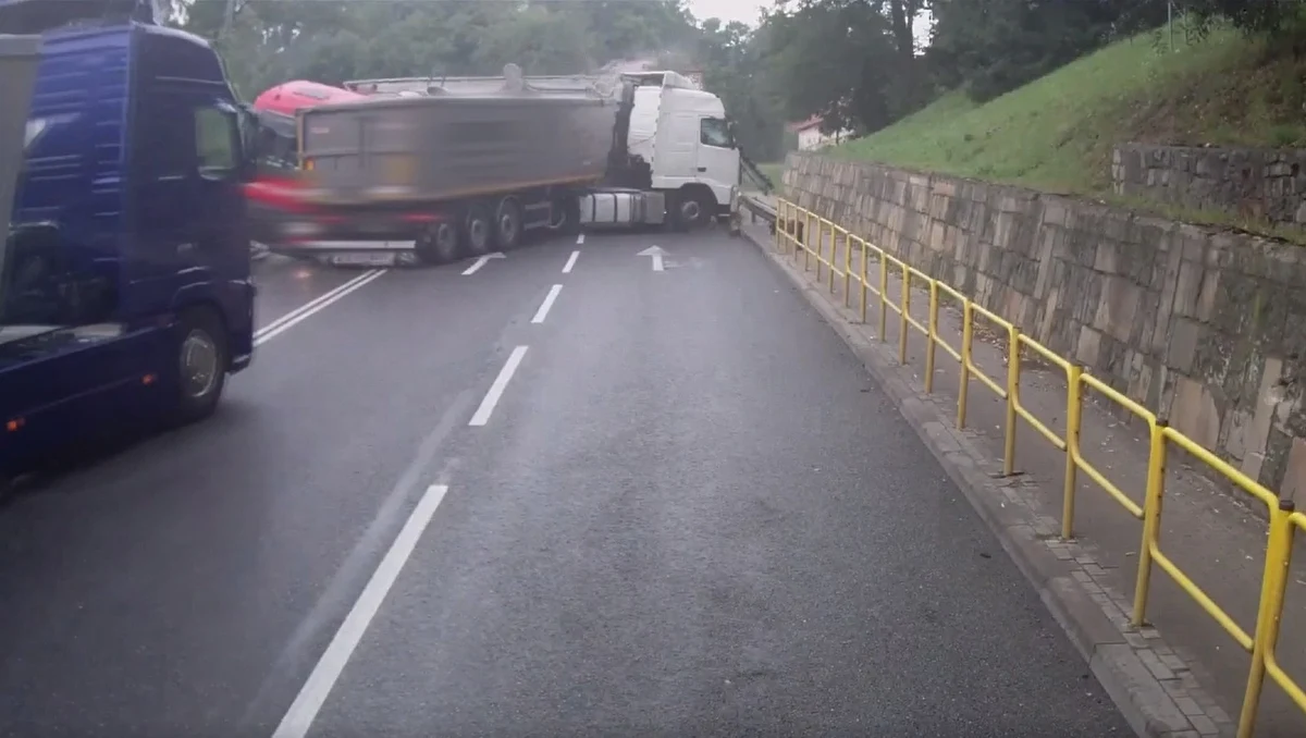 Policjanci z Ząbkowic Śląskich apelują do kierowców o rozwagę na drodze. Jak niebezpieczne może być omijanie innego pojazdu przekonali się kierowcy w Bardzie. Doszło tam do zderzenia 3 samochodów ciężarowych, co spowodowało zablokowanie drogi na kilka godzin. 