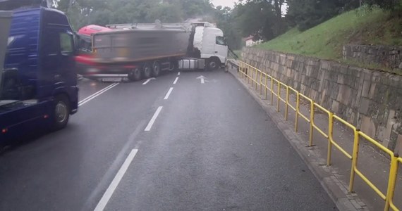 Policjanci z Ząbkowic Śląskich apelują do kierowców o rozwagę na drodze. Jak niebezpieczne może być omijanie innego pojazdu przekonali się kierowcy w Bardzie. Doszło tam do zderzenia 3 samochodów ciężarowych, co spowodowało zablokowanie drogi na kilka godzin. 