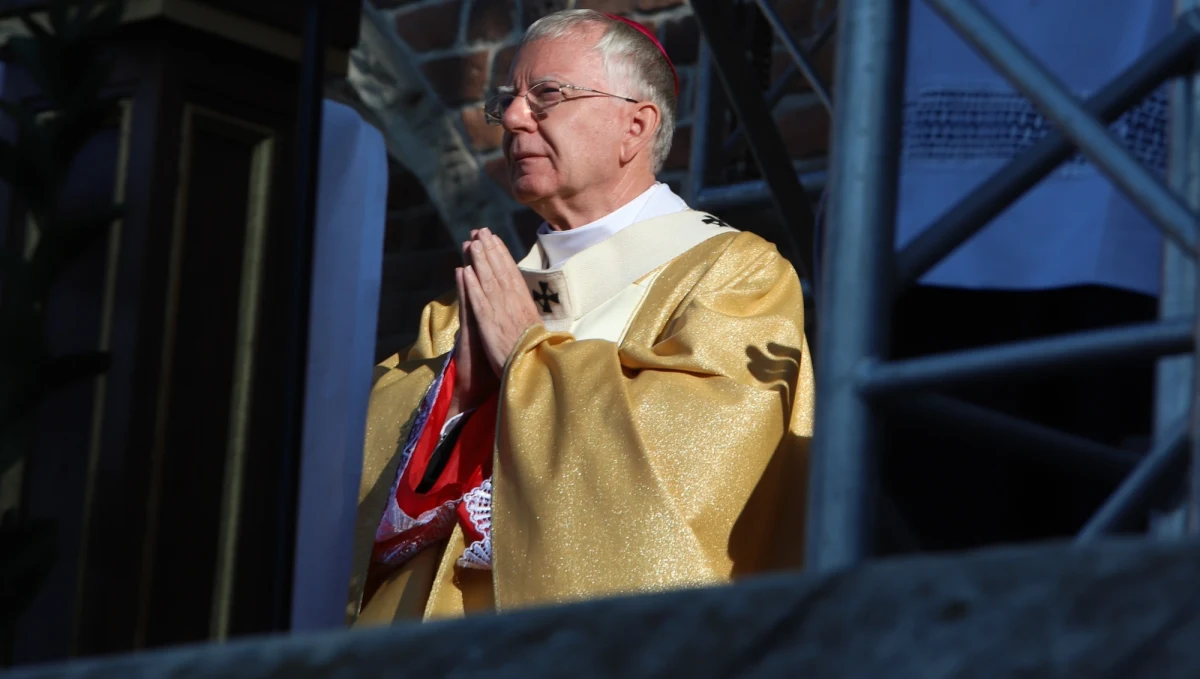 „Fala krytyki, która dotknęła metropolitę krakowskiego, arcybiskupa i profesora, a także reakcje pracodawców wobec osób wyrażających swoją dezaprobatę wobec ideologii LGBT+, świadczą o zakorzenionym w pewnych środowiskach totalitaryzmie światopoglądowym, polegającym na usuwaniu poza sferę obszaru wolności ludzi myślących inaczej” – pisze w specjalnym oświadczeniu przewodniczący Konferencji Episkopatu Polski abp Stanisław Gądecki.