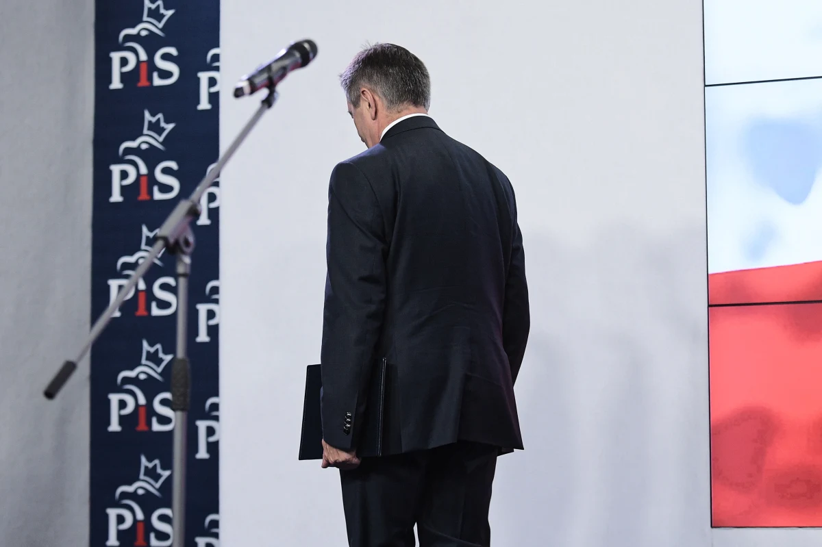 Marek Kuchciński żegna się ze stanowiskiem marszałka Sejmu. Zapowiedział, że jutro złoży rezygnację. To pokłosie afery, jaka wybuchła po ujawnieniu, że Kuchciński latał rządowymi samolotami wraz z rodziną i posłami PiS.