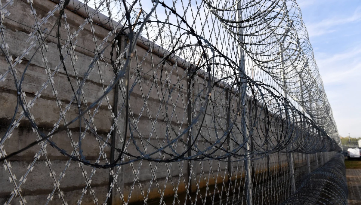 Niezależnie od dotychczasowych ustaleń sprawę dwóch zgonów w więzieniach - Dawida Kosteckiego i Brunona Kwietnia - badają specjalne komisje Służby Więziennej i prokuratura. W obu przypadkach wstępne ustalenia wykluczają udział osób trzecich - informuje SW. 