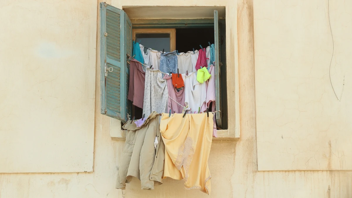 W Rzymie wprowadzono zakaz wywieszania prania w oknach. Zabronione jest także takie podlewanie roślin na balkonach, w wyniku którego woda kapie na przechodniów. Kary za złamanie tych przepisów wynoszą do 100 euro.