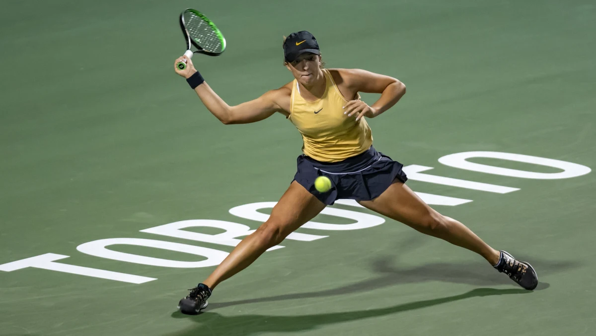 Iga Świątek przegrała z wiceliderką światowego rankingu tenisistek Japonką Naomi Osaką 6:7 (4-6), 4:6 w 1/8 finału turnieju WTA rangi Premier 5 na twardych kortach w Toronto.  Polka w pierwszym secie nie wykorzystała dwóch piłek setowych.