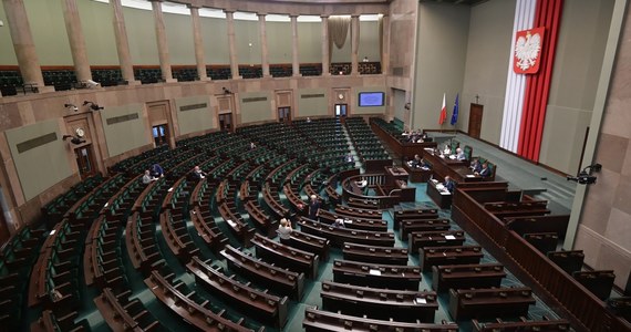 W piątek czterech posłów Kukiz'15 - Bartosz Jóźwiak, Jerzy Kozłowski, Tomasz Jaskóła i Elżbieta Zielińska, złożyli rezygnację z członkostwa w klubie i poinformowało o utworzeniu nowego koła poselskiego o nazwie Unia Polityki Realnej. Mamy nadzieję, że będziemy mogli nadal w Sejmie działać i nasza polityczna przyszłość będzie budowała się wokół tego projektu - mówili.