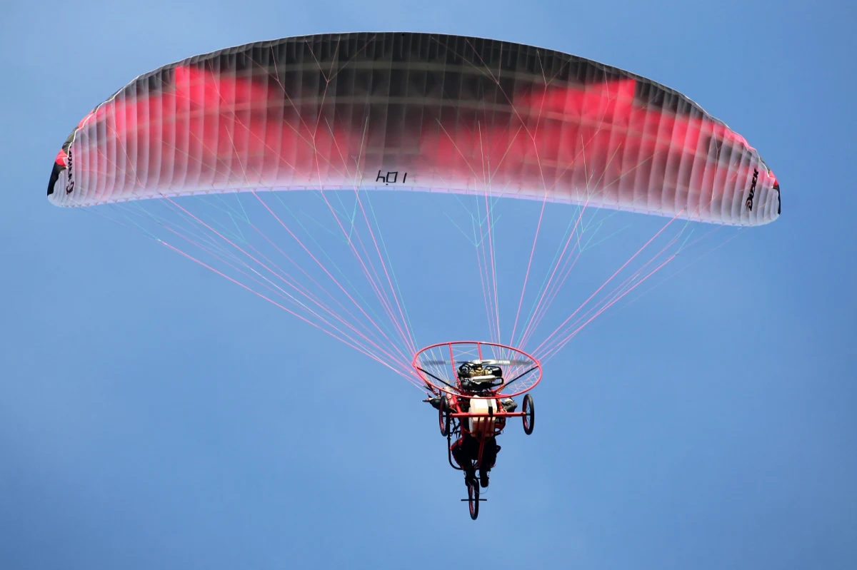 Uraz kręgosłupa i wstrząśnienie mózgu stwierdzono u 26-letniego motoparolotniarza, który w czwartek wieczorem w Skidziniu upadł z wysokości kilku metrów. Brzeszczańscy policjanci wyjaśniają okoliczności wypadku. O zdarzeniu została powiadomiona Państwowa Komisja ds. Badania Wypadków Lotniczych.