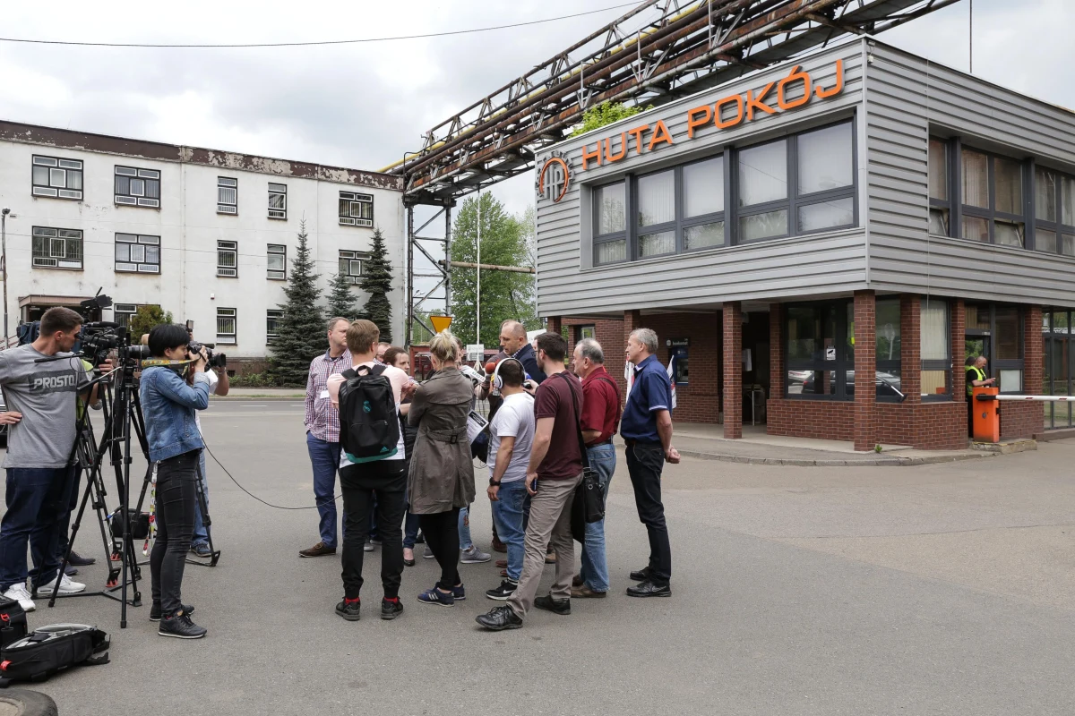 Przedstawiciele Huty Pokój w Rudzie Śląskiej podpisali porozumienie z Węglokoksem w sprawie wprowadzania programu, który powinien zapewnić zakładowi dalszą działalność. Jeśli uda się go wdrożyć w życie pracownicy nie stracą swych posad. 