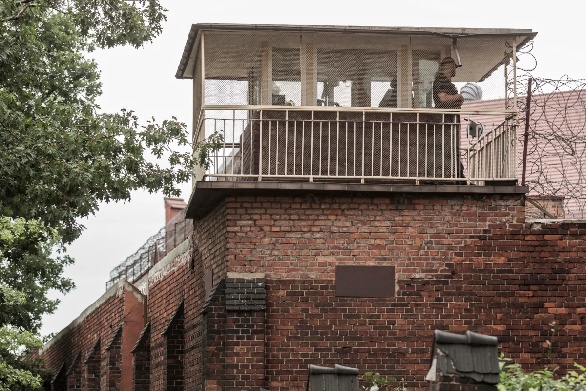 Na karę 8 lat pozbawienia wolności został skazany 41-letni mieszkaniec Łodzi, który wytwarzał nielegalnie substancje wybuchowe. Wyprodukowane przez niego ładunki niespodziewanie eksplodowały podczas kontroli mieszkania. Mężczyzna został oskarżony m.in. o narażenie na utratę życia i zdrowia dwojga policjantów i dwóch strażaków. 