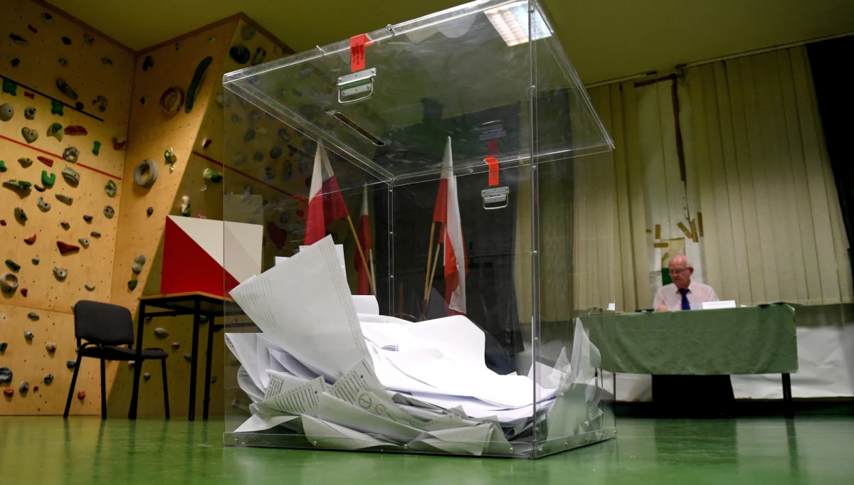 W piątek formalnie ruszyła kampania przed wyborami parlamentarnymi - w Dzienniku Ustaw opublikowano postanowienie prezydenta Andrzeja Dudy o zarządzeniu wyborów oraz kalendarz wyborczy. Do 26 sierpnia należy złożyć do PKW zawiadomienie o utworzeniu komitetu. 