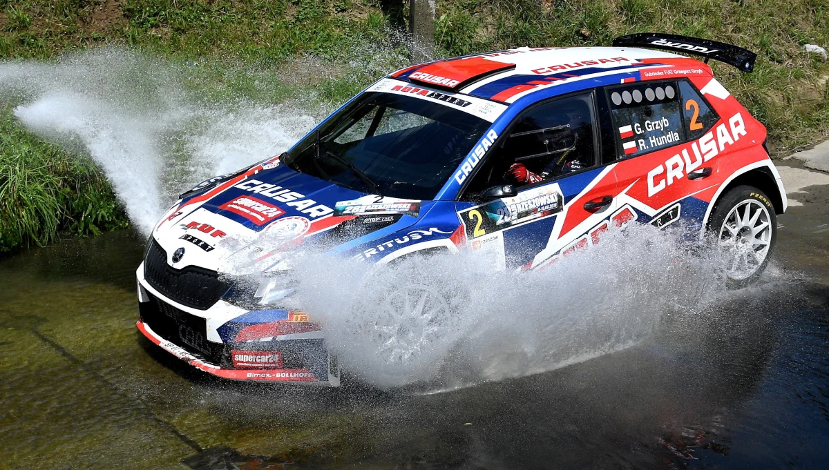 Grzegorz Grzyb po 6 odcinkach specjalnych prowadzi w 28. edycji rajdu Rzeszowskiego. Wyprzedza on o 3,2 sekundy Bryana Bouffier. O sporym pechu może mówić Tomasz Kasperczyk - wicelider Mistrzostw Polski - który z powodu awarii sporo stracił na 3 OS-ie i właściwie stracił szanse by zająć dobre miejsce w stolicy Podkarpacia. Bardzo równo jechał dziś Marcin Słobodzian i Mikołaj Marczyk, który jest trzeci po pierwszym dniu zmagań.