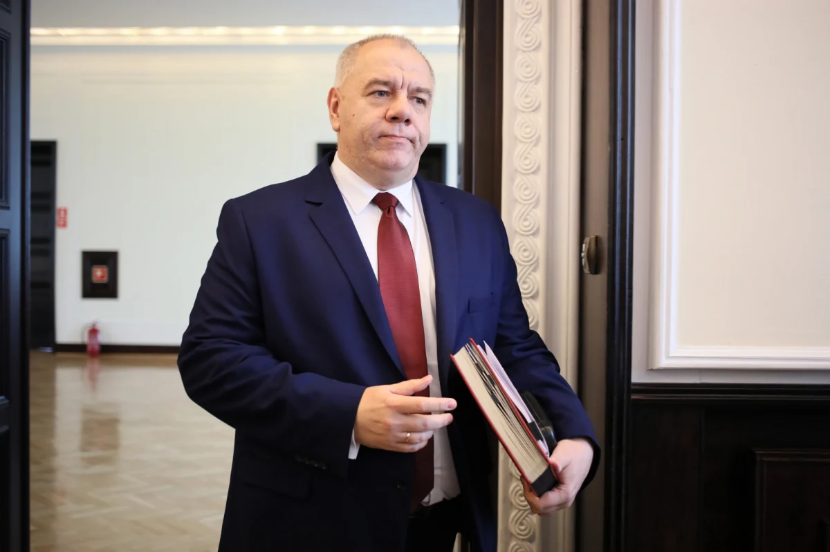 Projekt ustawy ws. lotów służbowych najważniejszych osób w państwie zostanie przyjęty jeszcze w tej kadencji Sejmu; 30 sierpnia to najbardziej właściwa data, kiedy ta ustawa mogłaby być przez parlament przyjęta - powiedział w piątek wicepremier Jacek Sasin.
