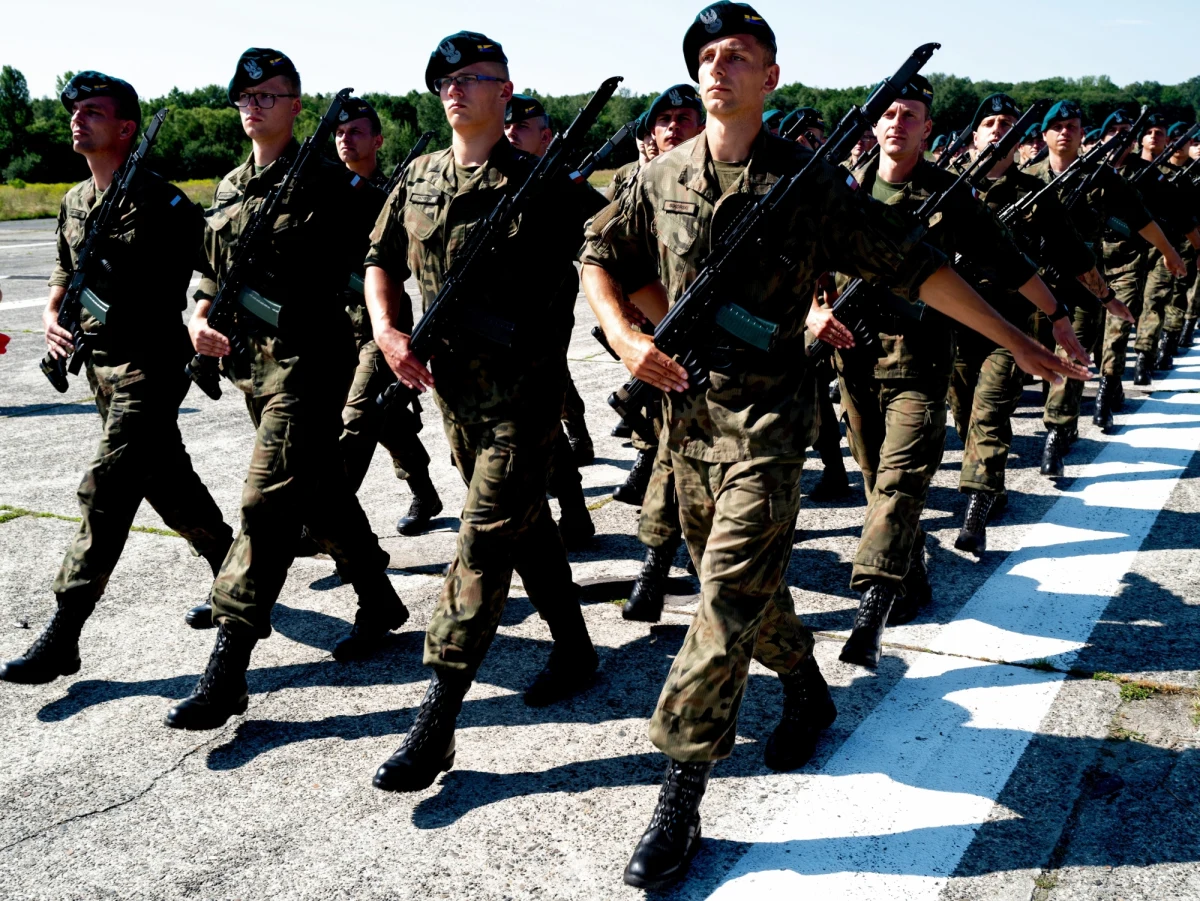 Prezydent Andrzej Duda awansował na wniosek szefa MON Mariusz Błaszczaka pięciu oficerów - poinformowało w sobotę Biuro Bezpieczeństwa Narodowego. Akty mianowania prezydent wręczy 15 sierpnia podczas obchodów Święta Wojska Polskiego.
