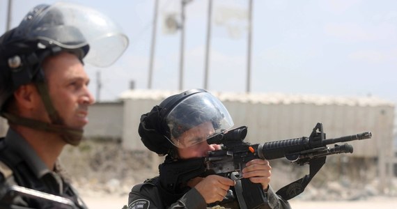 Izraelska armia zastrzeliła czterech uzbrojonych Palestyńczyków, którzy próbowali przekroczyć granicę ze Strefy Gazy do Izraela. Jak poinformowała rzeczniczka izraelskich sił zbrojnych „żołnierze otworzyli ogień gdy jeden z napastników przekroczył barierę i rzucił granat w ich kierunku”.