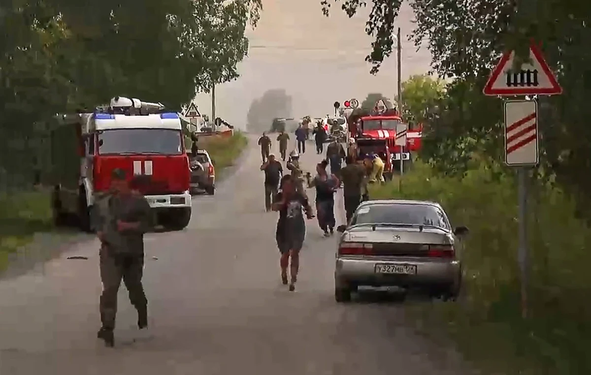 Do 11 wzrosła liczba rannych, po piątkowych wybuchach do jakich doszło w składzie amunicji pod Aczyńskiem w Kraju Krasnojarskim na Syberii. Według ministerstwa obrony ich przyczyną było uderzenie pioruna w platformy z amunicją. Miejscowe władze mówią natomiast, że do eksplozji doszło podczas rozminowywania terenu.