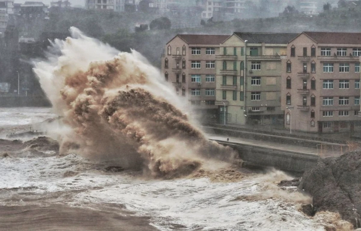 Ponad milion osób ewakuowano na południu Chin z powodu gwałtownego tajfunu, który uderzył w tamtą część kraju. W wyniku ulewnych deszczy, które wywołał i osunięć ziemi zginęło co najmniej 13 osób, a 16 uznaje się za zaginione.