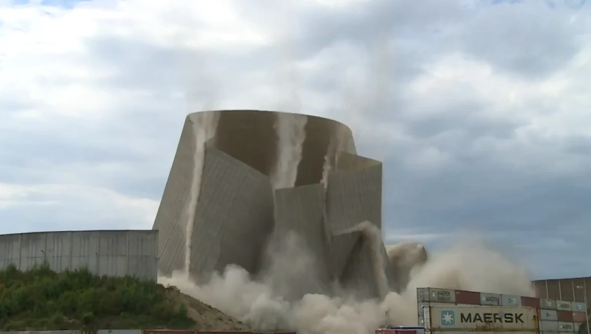 Stała nieużywana przez ostatnie 30 lat, a teraz zniknęła na dobre. Wieża chłodnicza nieczynnej elektrowni jądrowej w Niemczech, w kraju związkowym Nadrenia-Palatynat została zburzona. Mieszkańcy landu przyjęli to z radością. 