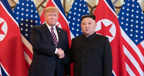 „Kim Dzong Un w wysłanym do mnie liście oświadczył, że chciałby się spotkać i rozpocząć negocjacje – napisał na Twitterze Donald Trump. Jak podkreślił prezydent USA – jest szansa na zakończenie północnokoreańskich testów rakietowych.