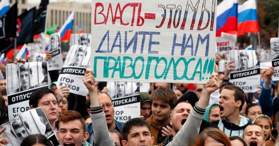 Ponad 50 tysięcy ludzi demonstowało w Moskwie w obronie sprawiedliwych wyborów - przekazała grupa Biełyj Sczotczik, prowadząca podliczenia na manifestacjach. W ten sposób protestujący wyrażali sprzeciw wobec niedopuszczenia opozycyjnych kandydatów do wrześniowych wyborów do Rady Miejskiej Moskwy. Według MSW w akcji uczestniczyło 20 tys. osób.