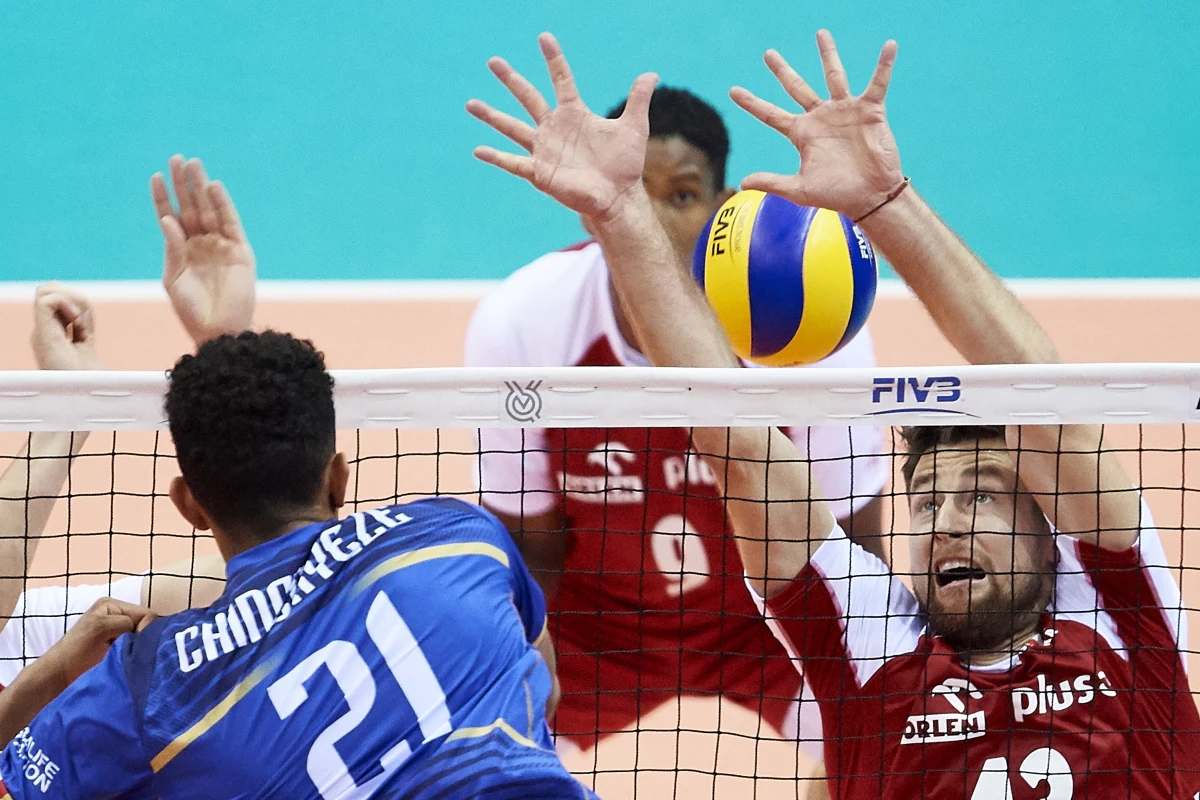 Reprezentacja Polski pokonała zespół Francji podczas turnieju kwalifikacyjnego do igrzysk olimpijskich (3:0). Oznacza to, że podopieczni Vitala Heynena są już o krok od awansu do Tokio. Aby uzyskać "paszporty olimpijskie" Biało-czerwoni muszą wygrać seta w niedzielnym spotkaniu ze Słowenią.