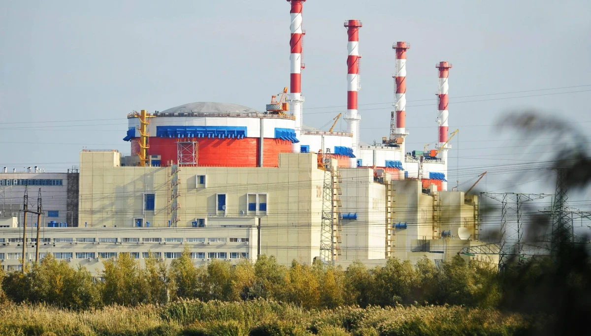 Rosyjska państwowa agencja energii atomowej Rosatom poinformowała, że do czwartkowego wybuchu silnika rakietowego, wskutek czego zginęło pięciu jej pracowników, doszło podczas testów na platformie morskiej, a przyczyną zdarzenia był "zbieg okoliczności". 