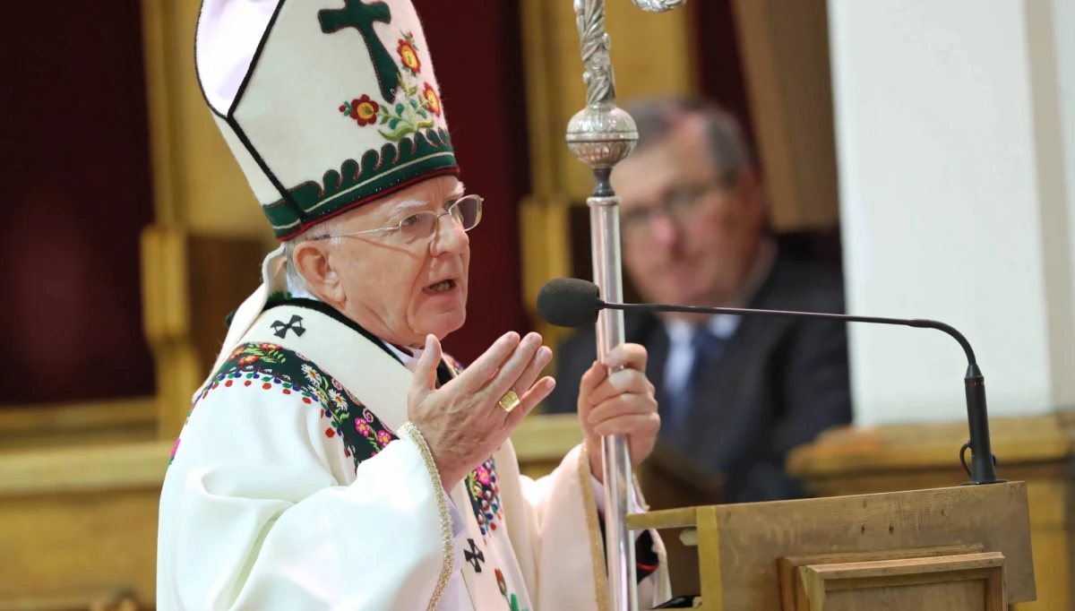 Wierni przyszli przed okno papieskie, by modlić się dla abp. Marka Jędraszewskiego. Duchowny, po wypowiedzeniu słów o "tęczowej zarazie", jest krytykowany przez środowiska lewicowe i LGBT. 