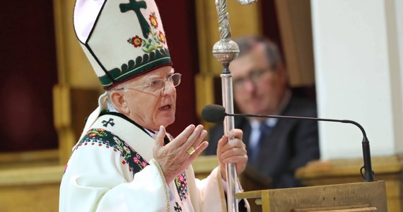 Wierni przyszli przed okno papieskie, by modlić się dla abp. Marka Jędraszewskiego. Duchowny, po wypowiedzeniu słów o "tęczowej zarazie", jest krytykowany przez środowiska lewicowe i LGBT. 