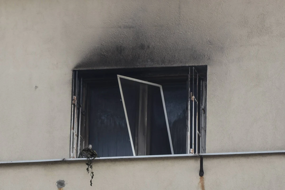 65 letni mężczyzna zginął w pożarze mieszkania znajdującego się przy ulicy Heleny Marusarzówny w Jastrzębiu Zdroju na Śląsku. W czasie gdy wybuchł ogień w lokalu były w sumie 4 osoby. Jedna z nich została ranna.