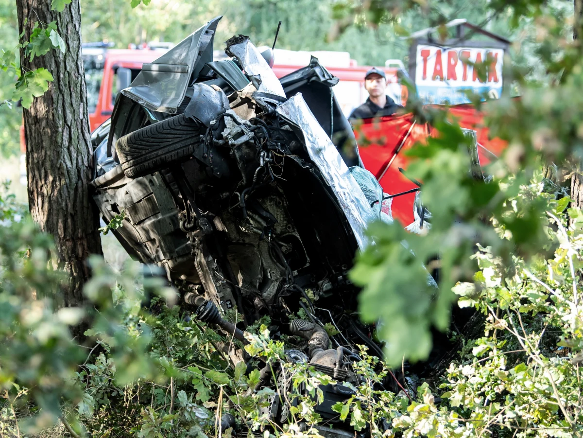 Cztery osoby zginęły w Miradzu koło Strzelna (Kujawsko-pomorskie), gdzie w niedzielę samochód osobowy uderzył w drzewo - poinformował dyżurny Komendy Powiatowej Straży Pożarnej w Mogilnie.