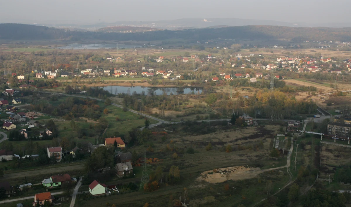 Rzecznik Praw Obywatelskich prowadzi postępowanie wyjaśniające w sprawie zanieczyszczenia powietrza w podkrakowskiej Skawinie. Miejska stacja monitoringu jakości powietrza wykazuje ogromne przekroczenia dopuszczalnych norm, co innego pokazują natomiast dane Wojewódzkiego Inspektoratu Ochrony Środowiska, który nie reaguje na prośby mieszkańców, by rozwiązać problem. 