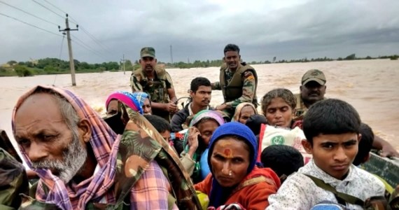 Do 93 wzrosła liczba ofiar śmiertelnych, które zginęły z powodu powodzi i osunięć ziemi w południowych Indiach. Jak podają tamtejsze media ponad 400 tys. osób zostało ewakuowanych z obszarów dotkniętych kataklizmem. 