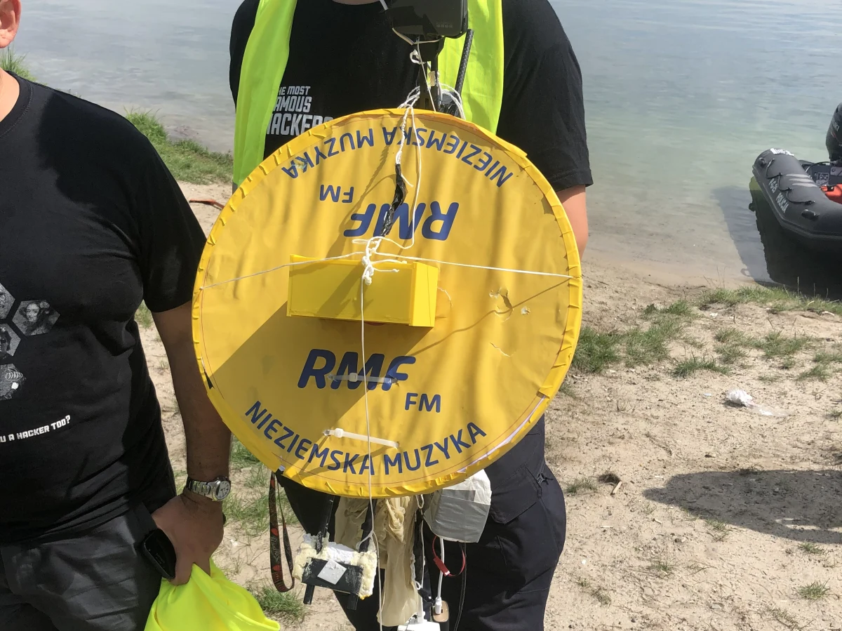 To był historyczny moment dla radia RMF FM! Razem z AGH Space Systems wystrzeliliśmy do stratosfery kapsułę, która wyemitowała na wysokości 30 kilometrów pozdrowienia od słuchaczy i piosenkę zespołu Perfect. Po jednym dniu poszukiwań udało nam się ją znaleźć. Kapsuła wylądowała w zalewie w podkrakowskim Kryspinowie.