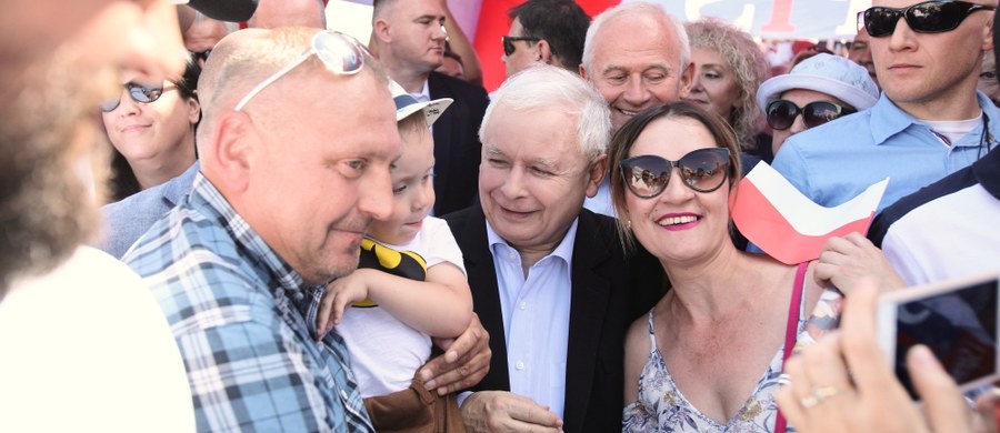 "7 września będziecie państwo mogli usłyszeć, jaki jest nowy program rolny PiS" - zapowiedział Jarosław Kaczyński w Zbuczynie (woj. mazowieckie). Zapewnił, że dotychczasowe działania na rzecz wsparcia wsi i rolnictwa zostaną utrzymane.
