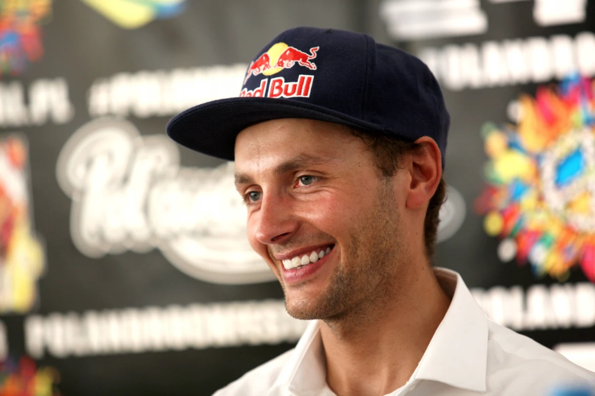 Andrzej Bargiel - jedyny człowiek, któremu udało się zjechać na nartach z drugiego szczytu świata - K2 - spróbuje dokonać kolejnego wielkiego wyczynu. Pod koniec sierpnia wyruszy na Mount Everest. "Między 20 a 30 września będzie najlepszy czas na to, by spróbować wejść na szczyt Everestu i z niego zjechać" - przyznaje w rozmowie z dziennikarzem RMF FM Maciejem Pałahickim. "To ma być przygoda dla mnie. Jestem przygotowany na to, by bezpiecznie móc podjąć się tego wyzwania" - dodaje. 