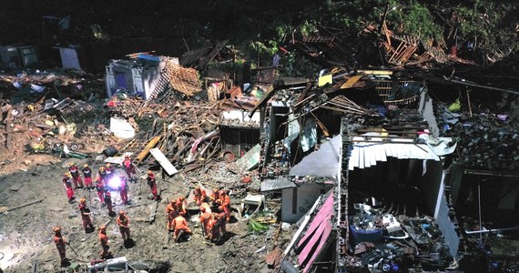 Do 33 wzrosła liczba ofiar śmiertelnych potężnego tajfunu Lekima, który nawiedził wschodnie wybrzeże Chin. 16 osób jest zaginionych. Wstępnie szacuje się, że kataklizm dotknął łącznie ponad 4 mln osób i spowodował przerwy w dostawie prądu do ponad 3 mln mieszkań. Z powodu żywiołu zawaliło się ok. 700 budynków, a 14 tys. innych zostało w różnym stopniu uszkodzonych.