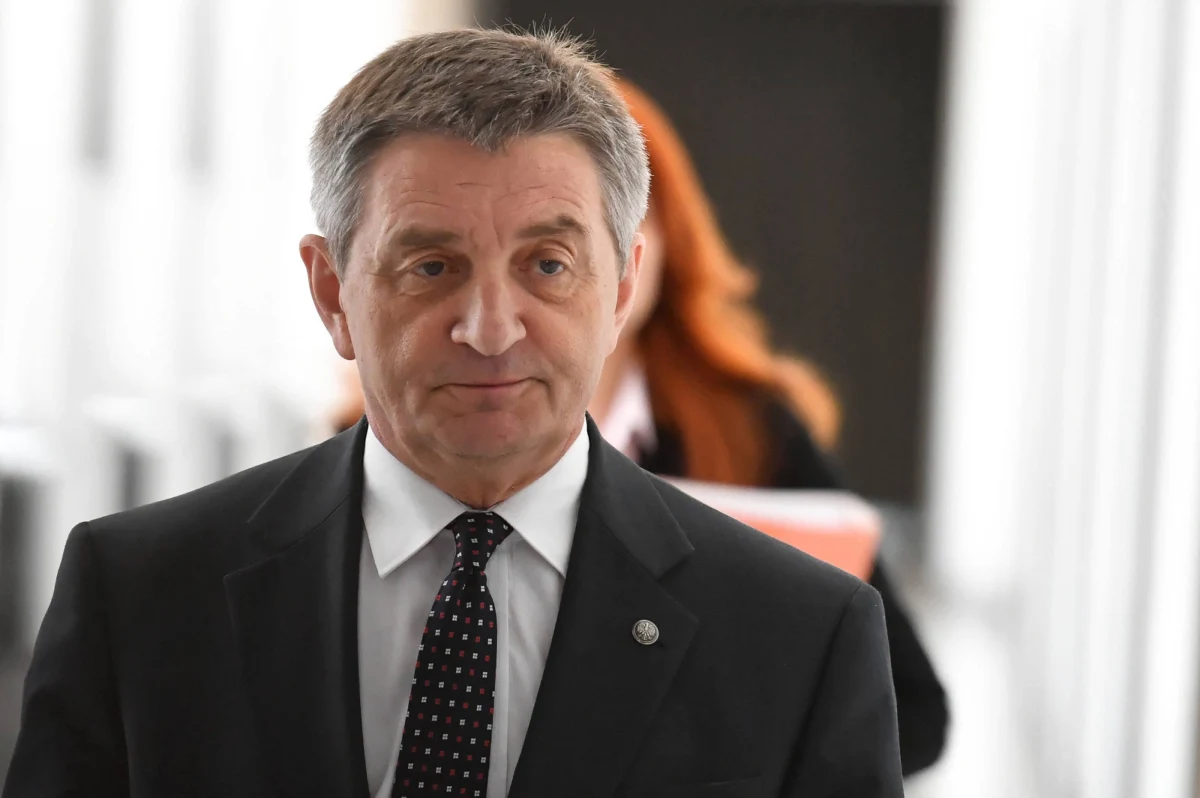 Rezygnacja Marka Kuchcińskiego z funkcji marszałka Sejmu nie kończy sprawy jego kontrowersyjnych lotów rządowymi samolotami. Tak odpowiedziało 61 procent badanych w najnowszym sondażu pracowni IBRiS dla "Dziennika Gazety Prawnej" i RMF FM.