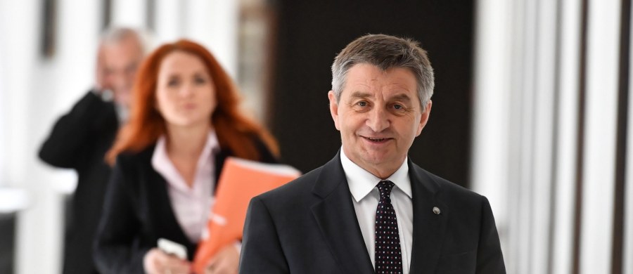 67 procent Polaków źle ocenia sposób, w jaki marszałek Marek Kuchciński korzystał z rządowego samolotu - tak wynika z najnowszego sondażu pracowni IBRiS dla RMF FM i "Dziennika Gazety Prawnej". Kuchciński w piątek zrezygnował z funkcji, a jego następczynią została Elżbieta Witek.