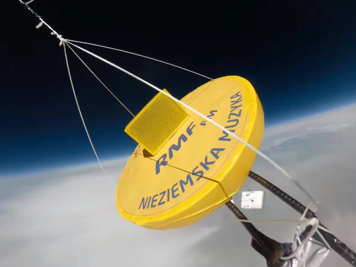 To stało się Faktem - radio RMF FM podbiło stratosferę! Nasza kapsuła osiągnęła wysokość 22849 metrów i stamtąd wyemitowaliśmy fragment programu - pozdrowienia od słuchaczy i piosenkę zespołu Perfect "Chcemy być sobą". Zobaczcie tę wyjątkową podróż na filmie nagranym specjalną kamerą 360 stopni!

