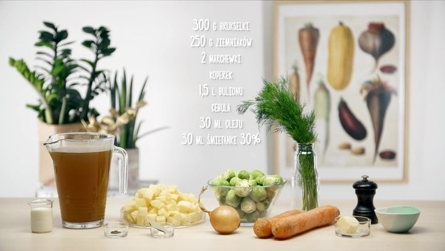 Składniki: • 300 g brukselki • 250 g ziemniaków • 2 marchewki • koperek • 1,5 l bulionu • cebula • 30 ml oleju • 30 ml śmietanki 30% Sposób przygotowania: W garnku na oleju smażymy pokrojoną w kostkę cebulę przez 4 minuty. Dodajemy startą marchewkę i smażymy kolejne 4 minuty. Wlewamy gorący bulion. Dodajemy pokrojone w kostkę ziemniaki oraz umytą brukselkę. Gotujemy przez 25 minut. Doprawiamy solą i pieprzem. Do miski ze śmietaną wlewamy 4 łyżki zupy. Dokładnie mieszamy, a następnie wlewamy do naszej zupy. Zagotowujemy. Brukselkową podajemy z dużą ilością koperku. Smacznego! 