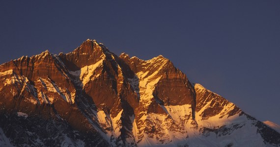 Czwarty szczyt świata – ośmiotysięcznik Lhotse (8516 m) - będzie celem najbliższej wyprawy programu Polski Himalaizm Zimowy im. Artura Hajzera. 11-osobowa grupa wyleci do Nepalu już pod koniec sierpnia. Chodzi o wyłonienie optymalnego składu zimowej wyprawy na K2, która zaplanowana jest na przełom 2020 i 2021 roku. Pierwsza wyprawa unifikacyjna odbędzie się pod kierownictwem Marcina Kaczkana, do którego – obok Denisa Urubki i Piotra Morawskiego - należy rekord wysokości zimą na K2. Wesprze go m.in. Rafał Fronia, który jednocześnie spróbuje zdobyć Mount Everest.
