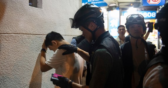 Hongkońscy policjanci brali udział w protestach, przebrani za "różne postacie", ale nie prowokowali demonstrantów do radykalnych zachowań – oświadczył w poniedziałek przedstawiciel policji Chris Tang pod naporem pytań związanych z niedzielnymi starciami.