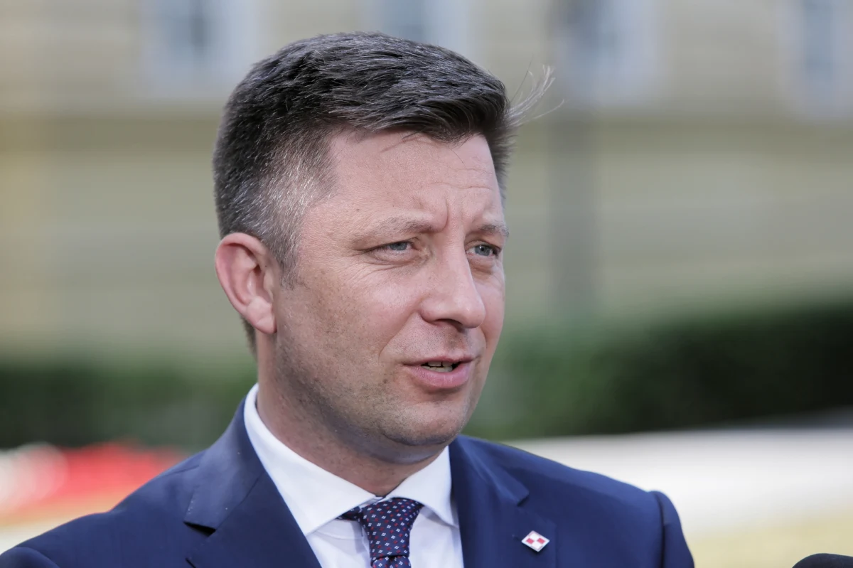 Do piątku przygotujemy pierwszą wersję projektu ustawy o organizacji lotów najważniejszych osób w państwie; będziemy chcieli ją konsultować nie tylko z instytucjami, które biorą udział w organizacji lotów, ale również z klubami parlamentarnymi - oświadczył szef KRPM Michał Dworczyk.