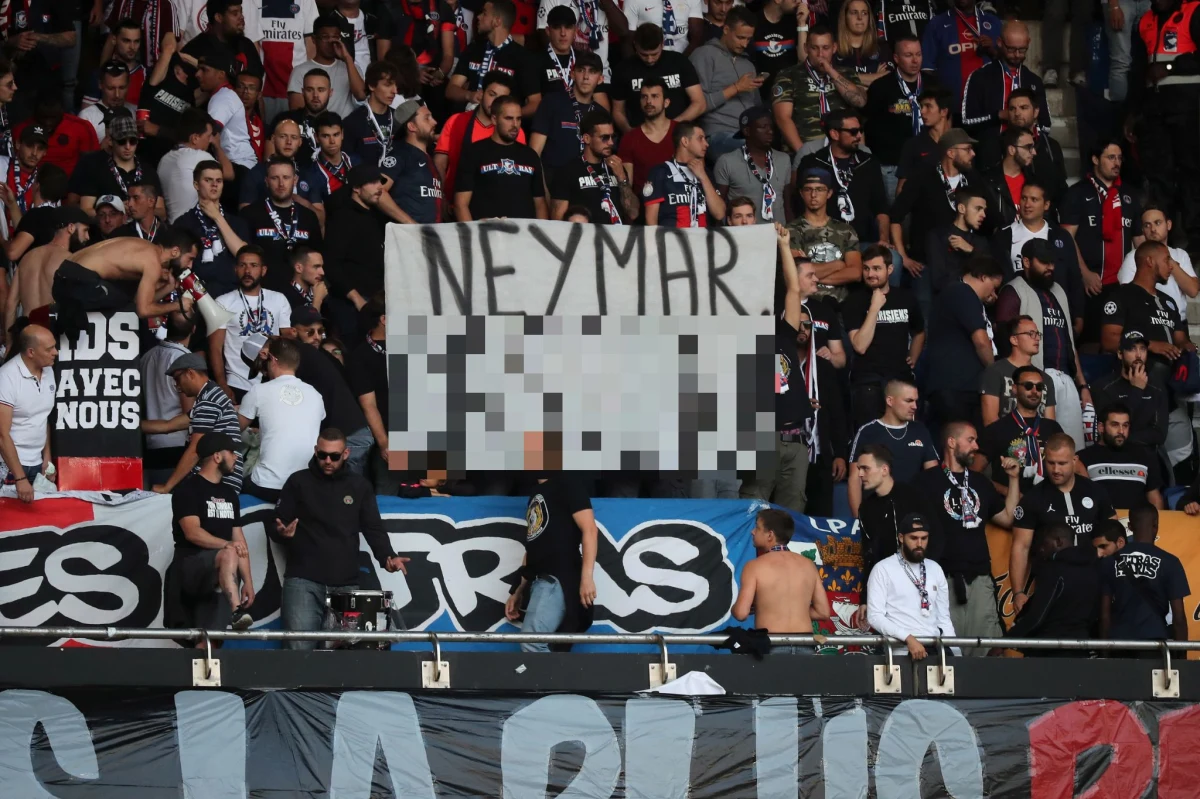 Mimo wielu spekulacji o transferze, Neymar nadal jest zawodnikiem Paris Saint-Germain. Piłkarz nie może już jednak liczyć na sympatię władz klubu, ani fanów. Podczas pierwszego meczu sezonu kibice paryskiej drużyny zwyzywali Brazylijczyka – podaje Onet.