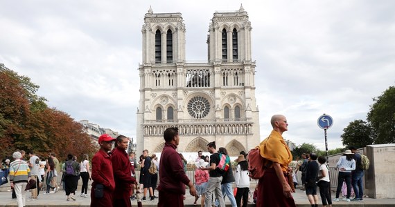 We Francji coraz bardziej żywa staje się debata na temat zatrucia ołowiem okolic słynnej katedry Notre Dame. Pożar świątyni z 15 kwietnia uwolnił ponad 400 ton tego bardzo niebezpiecznego dla zdrowia pierwiastka. Dziś rusza nowy etap usuwania ołowiu z okolic świątyni. Stołeczna prefektura policji podjęła decyzję o zamknięciu dla pieszych i ruchu samochodowego dodatkowych ulic wokół katedry.