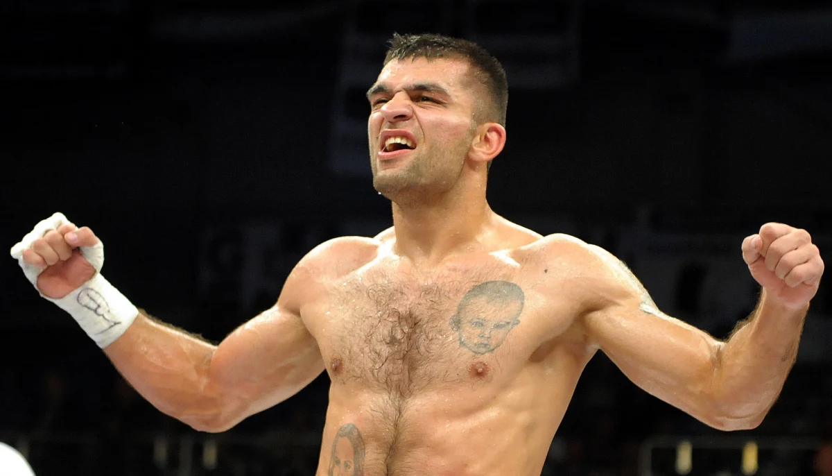 Opinia biegłych przeprowadzających sekcję Dawida Kosteckeigo wskazuje na to, że mikrourazy na szyi miały charakter wyłącznie powierzchowny. Z ich opinii  jednoznacznie wynika, że do zgonu Kosteckiego doszło w wyniku ucisku pętli na szyi - podaje w poniedziałek prokuratura.