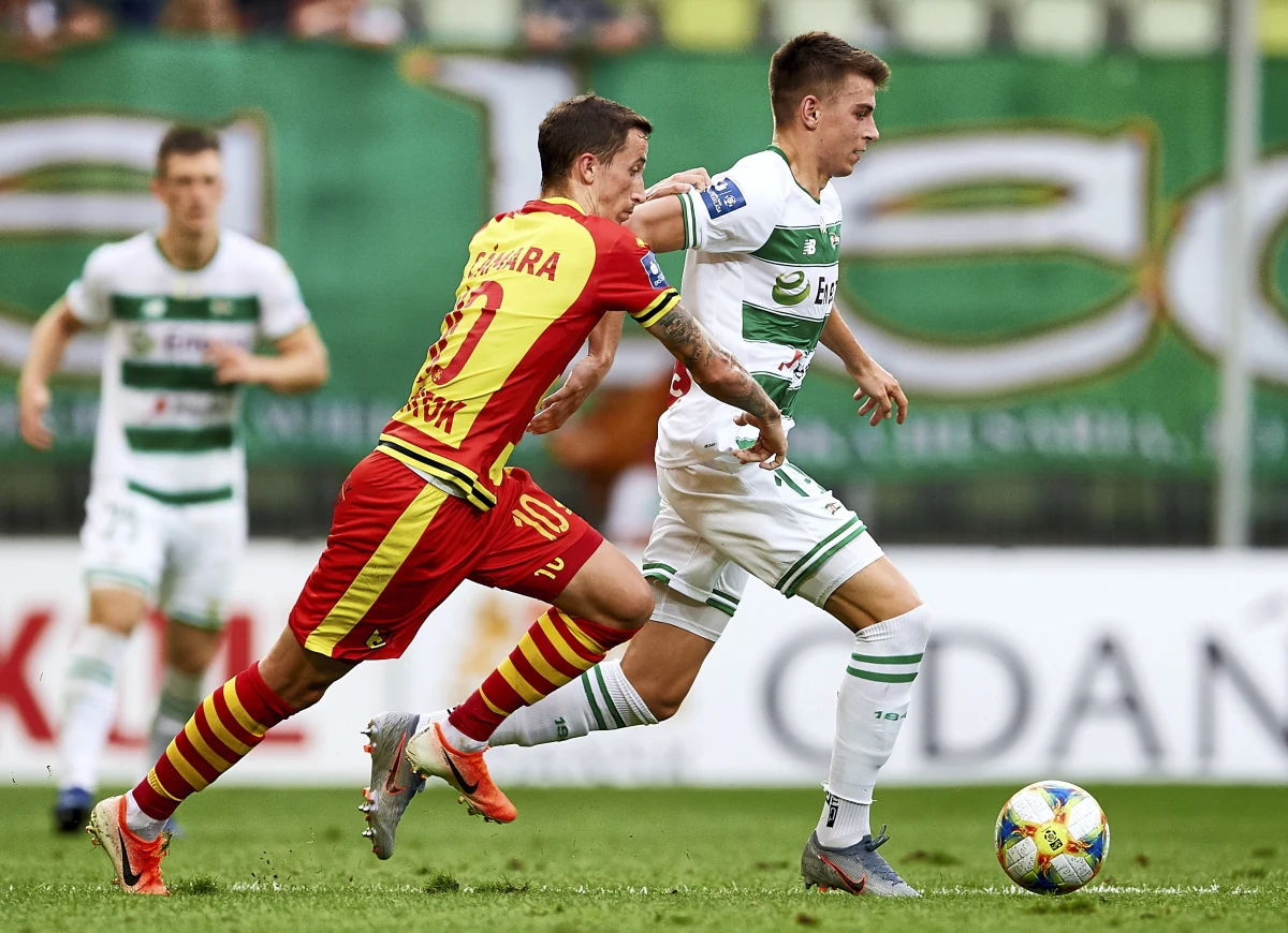W meczu czwartej kolejki piłkarskiej ekstraklasy Lechia Gdańsk zremisowała w poniedziałek na własnym stadionie z Jagiellonią Białystok 1:1 (1:0). Nie było to jednak ostatnie spotkanie tej kolejki, bowiem konfrontacja Wisły Płock z Legią Warszawa została przełożona i odbędzie się 16 września.