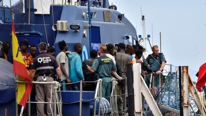 "Całkowity brak człowieczeństwa". Ponad 500 migrantów utknęło na statkach NGO