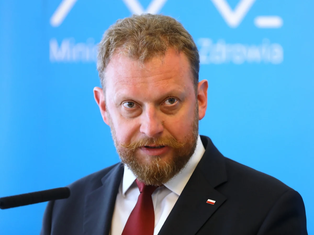 "Nie będę namawiać nikogo do pracy ponad siły" - w ten sposób minister zdrowia Łukasz Szumowski w rozmowie z RMF FM komentuje zapowiedzi lekarzy-rezydentów. Przypomnijmy: młodzi medycy rozpoczęli akcję masowego wypowiadania klauzul opt-out, które pozwalają im pracować więcej niż 48 godzin tygodniowo.