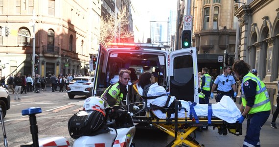 W budynku w centrum Sydney nieopodal miejsca, gdzie nożownik we wtorek dźgnął w plecy 41-letnią kobietę, znaleziono zwłoki zabitej przez napastnika 21-letniej kobiety - podała policja. Śledczy na razie nie traktują sprawy jako aktu terroru.
